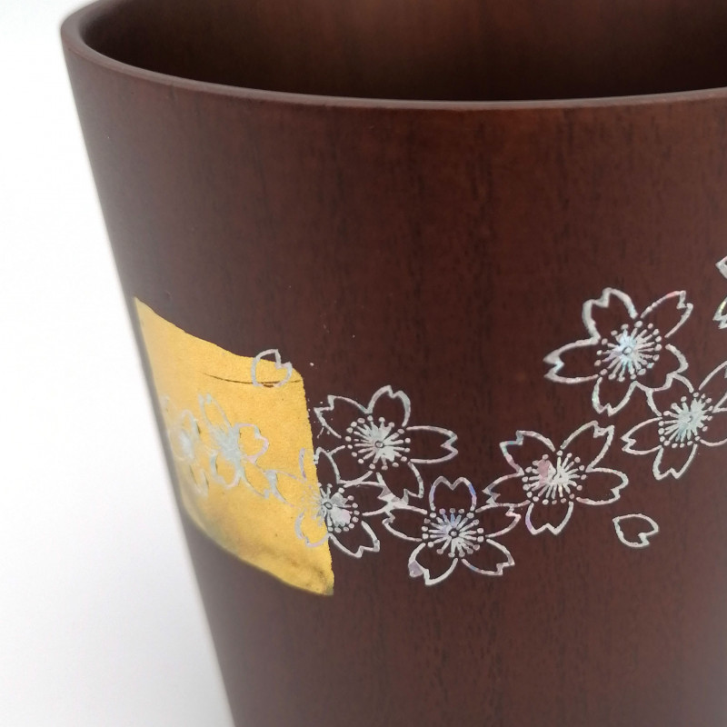 Tazza da tè giapponese in legno natsume scuro con motivo di fiori di ciliegio laccati oro e argento, MAKIE SAKURA