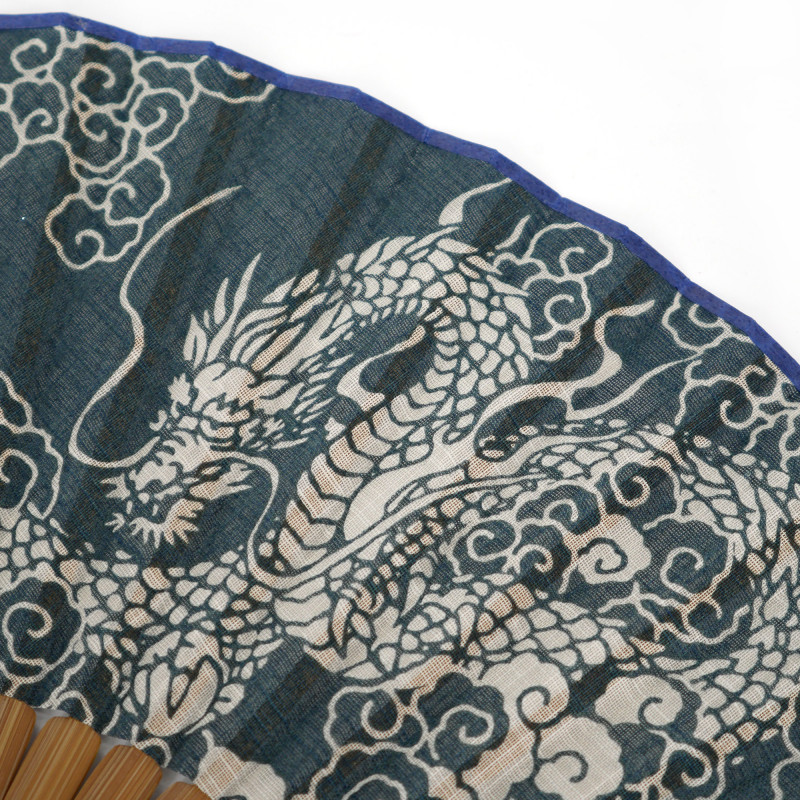 Japanischer blauer Baumwoll- und Bambusfächer mit Wolken und Drachenmuster, KUMO RYU, 22cm