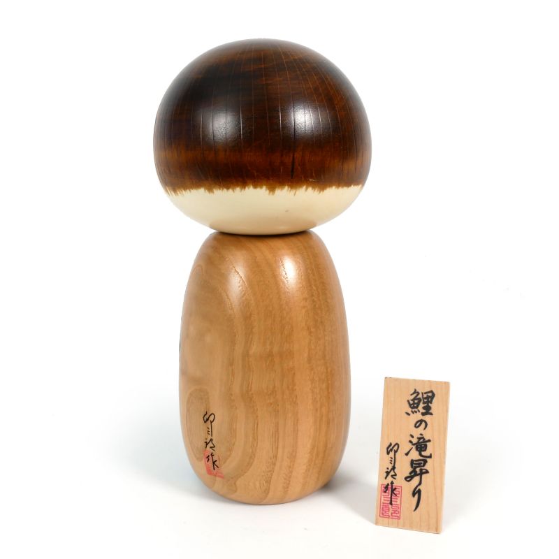 Kokeshi in legno di carpa giapponese che svetta in una cascata - KOI NO TAKINOBORI