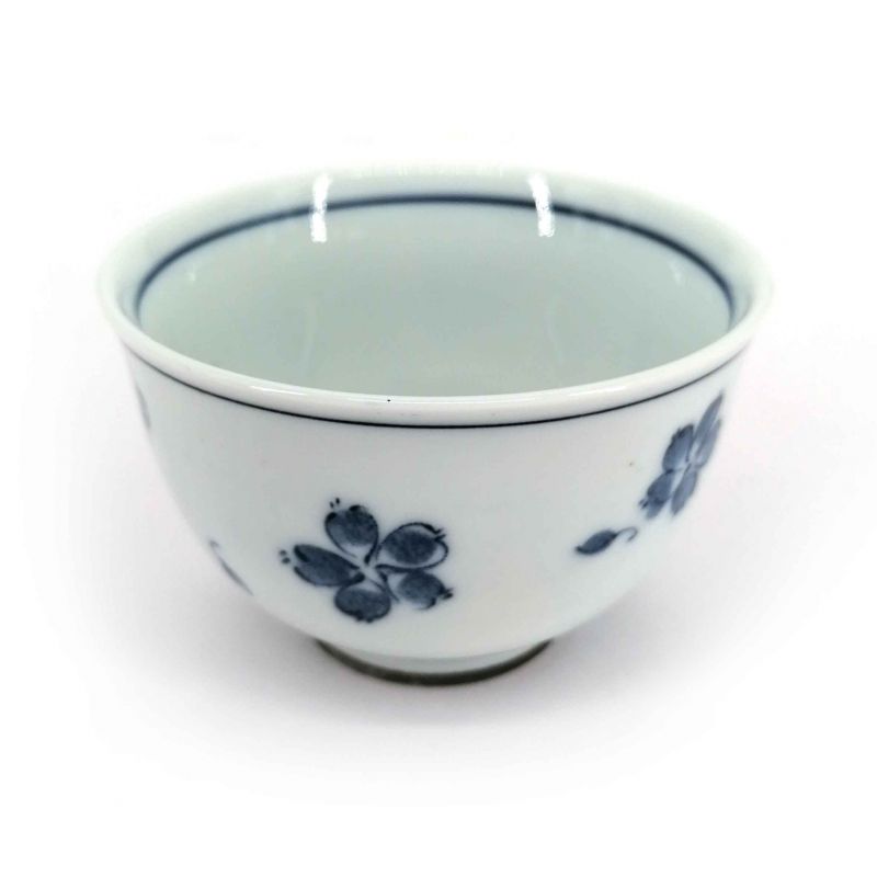Japanische Keramik-Teetasse, weiß mit blauen Blüten - HANA