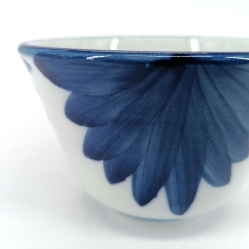 Tasse à thé japonaise en céramique, blanc et pétales bleus - AOI HANABIRA