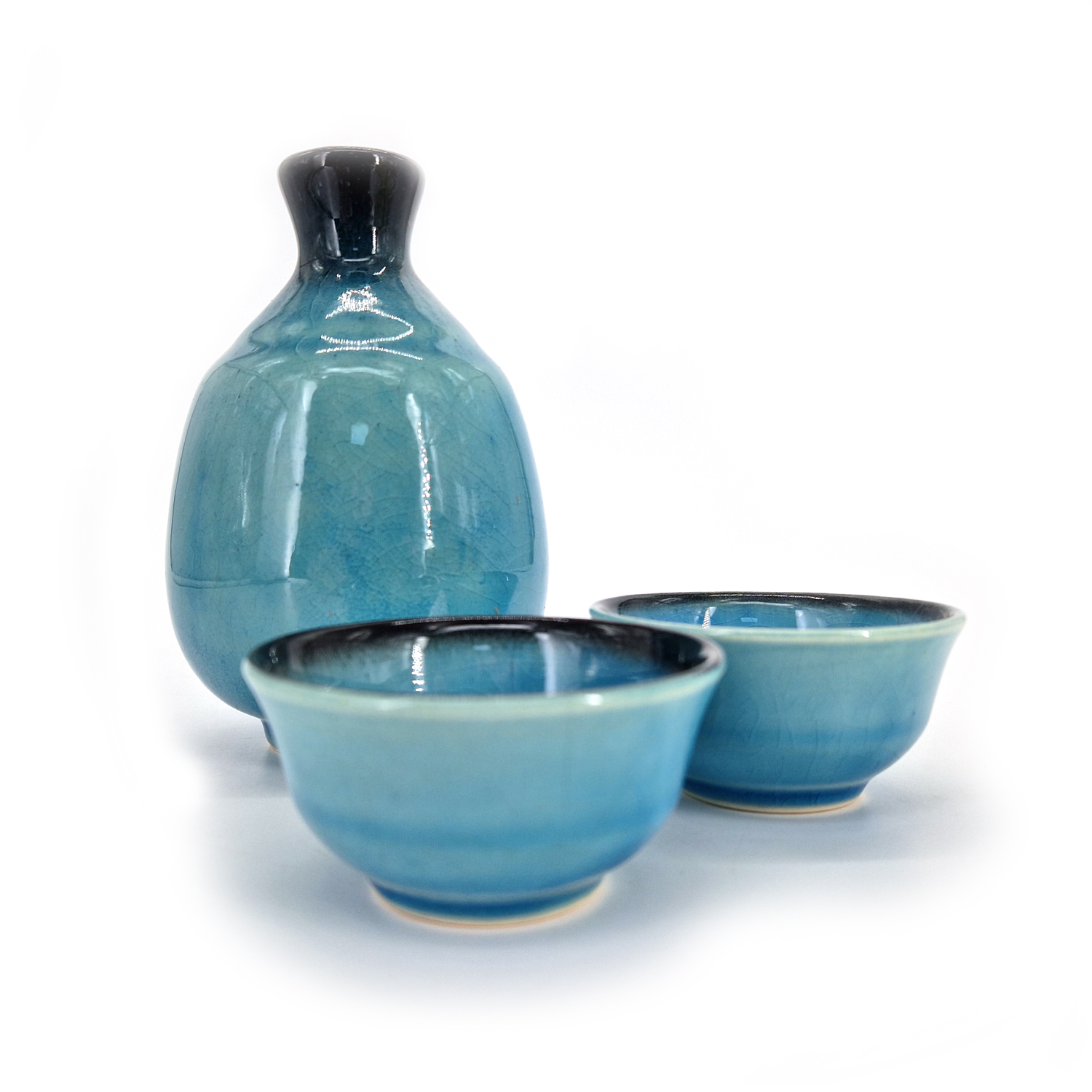 https://nipponboutique.fr/69398/servizio-per-sake-in-ceramica-giapponese-1-bottiglia-e-2-tazze-ragun-blu-laguna.jpg