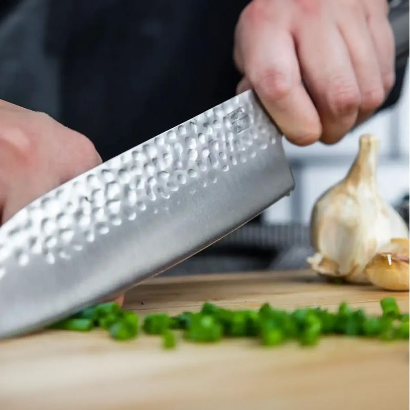 Santoku KOTAI cuchillo de cocina japonés martillado con saya y caja de bambú - hoja 18 cm