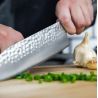 Coltello da cucina giapponese Santoku KOTAI martellato con Saya e scatola di bambù - lama 18 cm