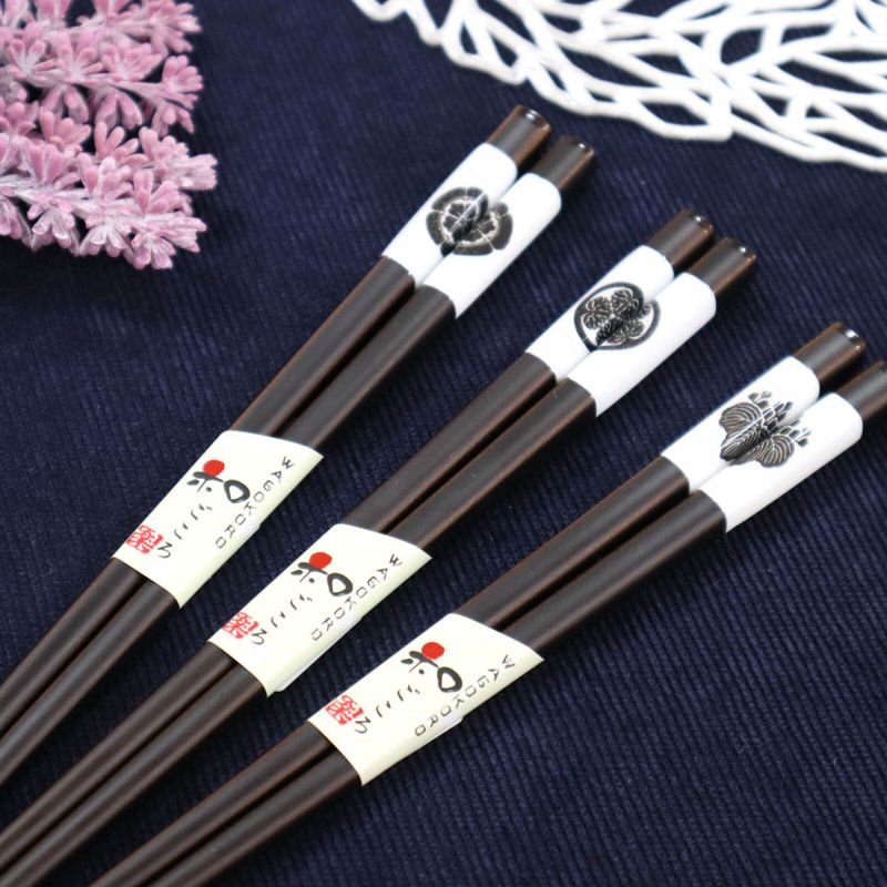 Paar japanische Essstäbchen aus Holz – Familienwappen, Familie Oda