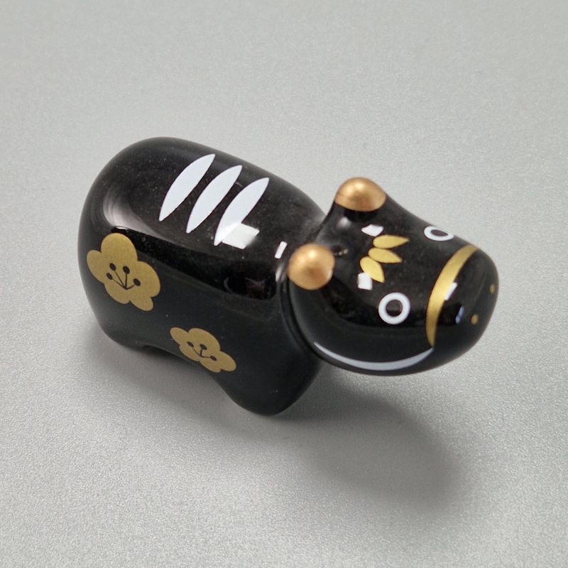 Japanese ceramic chopstick rest in the shape of a black and gold ox, KUROBEKO, 3.5 cm