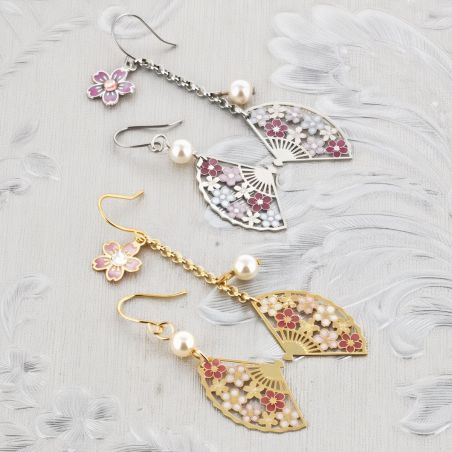 Boucles d'oreilles japonaises- Motif Fleurs de cerisier et éventails avec perles.