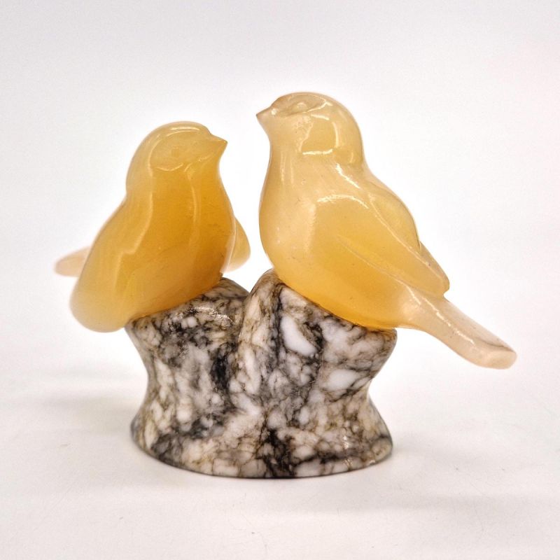 Small vintage lovebird ornament in yellow onyx - Japan, Art Deco 1940