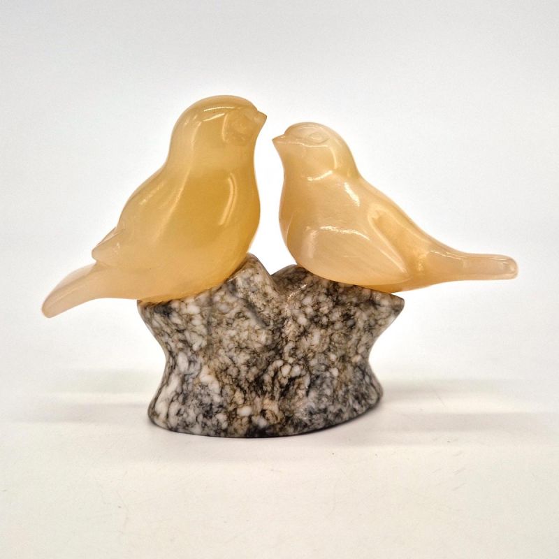 Small vintage lovebird ornament in yellow onyx - Japan, Art Deco 1940