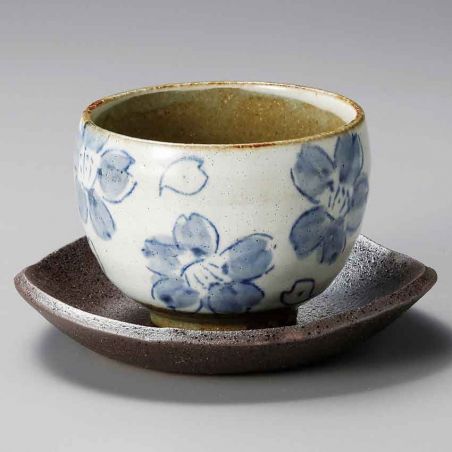 Taza japonesa en arcilla blanca y flores azules con plato