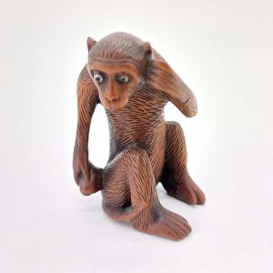 Okimono japonais en bois sculpté représentant un singe, hauteur 5 cm