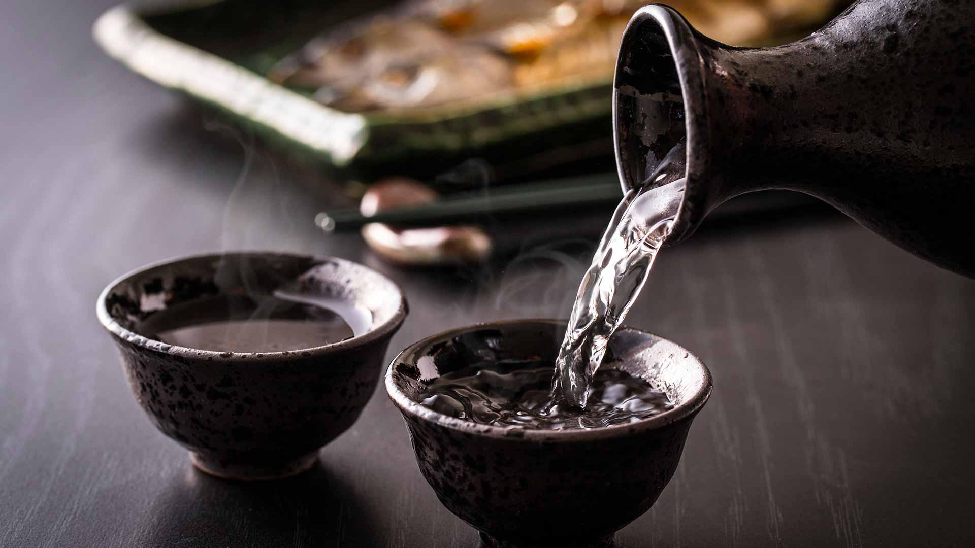 Un homme porte un kimono dans un temple