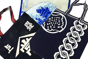 Des sac avec des motifs de Kanji et d'estampes japonaise entasser les uns sur les autres