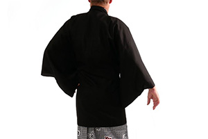 Un homme porte un haori noir, une veste qui se porte au-dessus du kimono