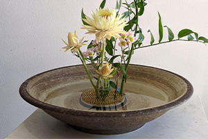 Un vase qui sert à faire de la décoration floral