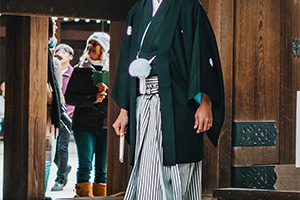 Un homme porte un kimono dans un temple