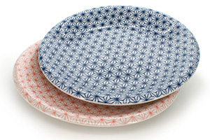 Deux assiette avec un motif traditionnel japonais, l'une est bleu et l'autre rouge