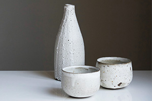 Une bouteille de saké et deux tasse à saké blanche