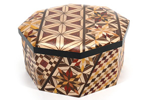 Une boite Yosegi, le yosegi est l'assemblage de bois que l'on colle ensemble pour former un motif