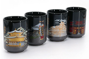 Quatre tasses Yunomi noires, avec des peintures de temple japonais